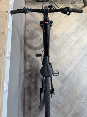 Draufsicht auf ein schwarzes Mountainbike mit digitaler Anzeige am Lenker. Draufsicht auf ein schwarzes Mountainbike mit digitaler Anzeige am Lenker.