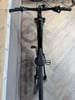 Draufsicht auf ein schwarzes Mountainbike mit digitaler Anzeige am Lenker.