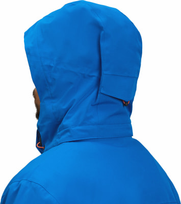 Blaue Jacke mit Kapuze, Rückendetail mit orangefarbenem Akzent. Blaue Jacke mit Kapuze, Rückendetail mit orangefarbenem Akzent.