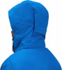 Blaue Jacke mit Kapuze, Rückendetail mit orangefarbenem Akzent.