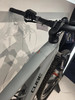 Detailaufnahme eines grauen Cube Mountainbikes mit schwarzen Schriftzügen.
