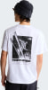 Ein Mann trägt ein weißes T-Shirt mit einem Skifahrer-Druck und dem The North Face-Logo.