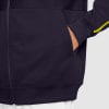 Detail einer dunkelblauen Jacke mit Tasche und gelbem Streifen am Ärmel.