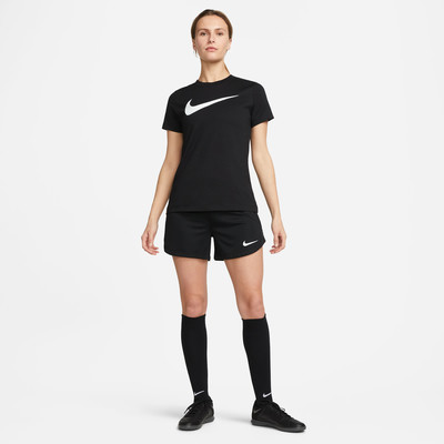Frau in schwarzem Nike T-Shirt und Shorts mit weißem Logo, schwarzen Socken und Schuhen. Frau in schwarzem Nike T-Shirt und Shorts mit weißem Logo, schwarzen Socken und Schuhen.
