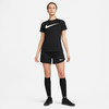 Frau in schwarzem Nike T-Shirt und Shorts mit weißem Logo, schwarzen Socken und Schuhen.