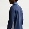 Detail der Rückseite eines dunkelblauen T-Shirts mit blauem Kragen.