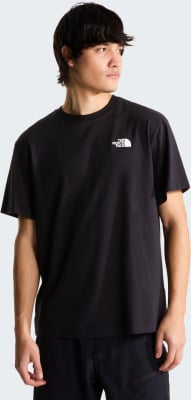 Ein Mann in einem schwarzen T-Shirt mit dem The North Face-Logo auf der Brust. Ein Mann in einem schwarzen T-Shirt mit dem The North Face-Logo auf der Brust.