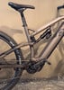 Teil eines Mountain-E-Bikes mit Dämpfer und Kette.