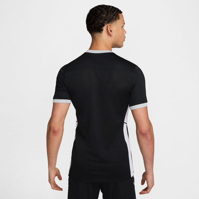Rückansicht eines Mannes in einem schwarzen T-Shirt mit weißen Seitenstreifen und grauem Kragen.