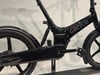 Schwarzes Gocycle E-Bike mit Dämpfer und Pedalen.
