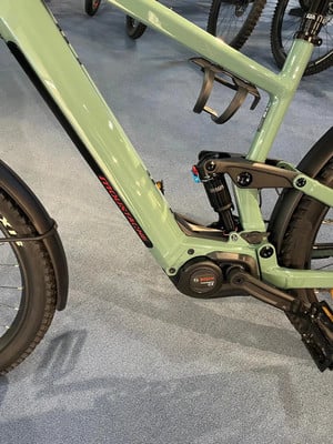 Grünes E-Bike mit Federung und Bosch-Motor. Grünes E-Bike mit Federung und Bosch-Motor.