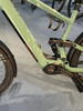 Grünes E-Bike mit Federung und Bosch-Motor.