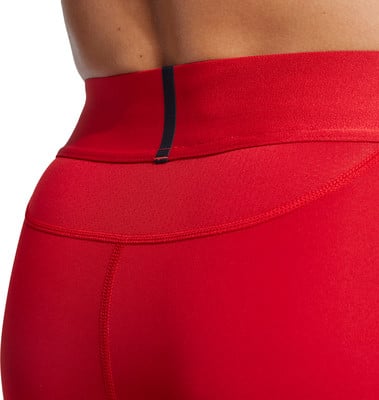 Detail der Rückseite roter Leggings mit dunklem Bundstreifen. Detail der Rückseite roter Leggings mit dunklem Bundstreifen.