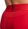 Detail der Rückseite roter Leggings mit dunklem Bundstreifen.