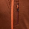Detail látky s oranžovým zipsom a vreckom na zips.