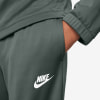 Detail eines Nike-Trainingsanzugs mit Markenlogo und Tasche.