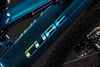 Rahmendetail eines Mountainbikes mit CUBE-Logo und reflektierenden Elementen.