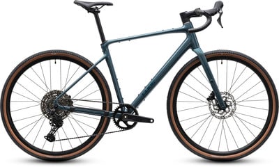 Dunkelgrünes Gravelbike mit braunen Reifen und schwarzen Komponenten. Dunkelgrünes Gravelbike mit braunen Reifen und schwarzen Komponenten.