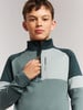 Junge in dunkelgrünem Pullover mit Reißverschluss und Logo