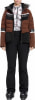 Frau in brauner Daunenjacke mit Pelzkragen und schwarzer Skihose.