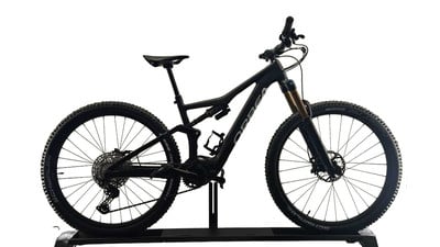 Schwarzes Orbea E-Mountainbike auf weißem Hintergrund, auf einem Ständer. Schwarzes Orbea E-Mountainbike auf weißem Hintergrund, auf einem Ständer.