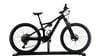 Schwarzes Orbea E-Mountainbike auf weißem Hintergrund, auf einem Ständer.