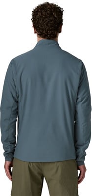 Rückansicht eines Mannes in einer dunkelblauen Jacke und Khaki-Hose.