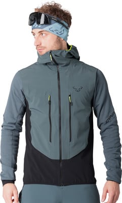 Mann in einer Skijacke und Brille mit Dynafit-Logo.
