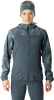 Frau in dunkler Jacke mit Muster und Stirnband mit Dynafit-Logo.