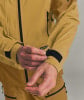Ein Mann schließt den Klettverschluss am Ärmel einer Jacke.