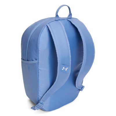 Kék hátizsák Under Armour logóval a hátán. Kék hátizsák Under Armour logóval a hátán.