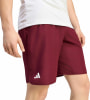 Mann in dunkelroten Shorts mit weißem Adidas-Logo und weißem T-Shirt.