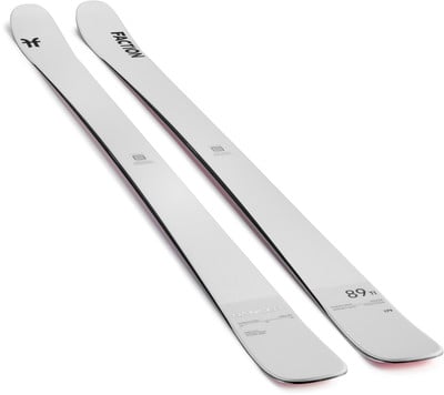 Die Faction Dancer 89 Ti Skier in Weiß sind bereit für den Schnee. Die Faction Dancer 89 Ti Skier in Weiß sind bereit für den Schnee.