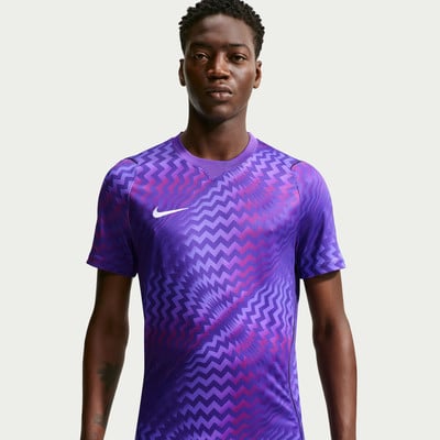 Ein Mann in einem lila T-Shirt mit geometrischem Muster und Nike-Logo. Ein Mann in einem lila T-Shirt mit geometrischem Muster und Nike-Logo.