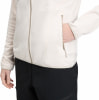 Detail einer Damen-Fleecejacke in Beige mit Reißverschlusstasche.