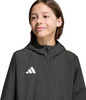 Junge in schwarzer Jacke mit Adidas-Logo auf der Brust, weiße Streifen.