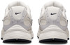 Fehér Nike cipők párjának hátulnézete, saroklogóval.