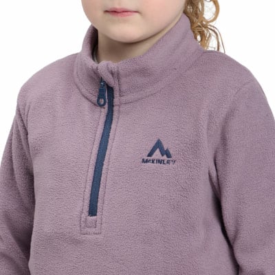 Das Mädchen trägt einen lila Fleecepullover mit Reißverschluss. Das Mädchen trägt einen lila Fleecepullover mit Reißverschluss.