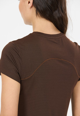 Detail der Rückseite eines braunen Kurzarm-T-Shirts für Damen. Detail der Rückseite eines braunen Kurzarm-T-Shirts für Damen.