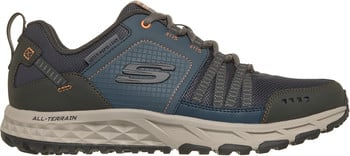 Férfi Skechers túracipő ALL-TERRAIN felirattal a talpon.