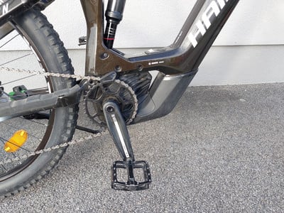 Detail eines E-Mountainbikes mit Bosch-Antrieb und Dämpfer. Detail eines E-Mountainbikes mit Bosch-Antrieb und Dämpfer.