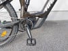 Detail eines E-Mountainbikes mit Bosch-Antrieb und Dämpfer.
