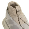 Bézs Adidas cipő felső részének részlete, textil gallérral és zsinórokkal.