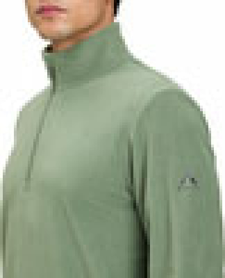 Ein Mann in einem grünen Pullover mit hohem Kragen und halbem Reißverschluss. Ein Mann in einem grünen Pullover mit hohem Kragen und halbem Reißverschluss.