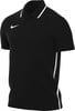 Schwarzes Nike Poloshirt mit weißem Logo und Streifen am Kragen und an den Seiten.