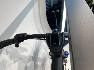 Detail eines E-Bike-Lenkers mit Bosch-Display und Bedienelementen.