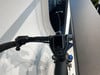Detail eines E-Bike-Lenkers mit Bosch-Display und Bedienelementen.