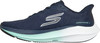 Dunkelblauer Skechers Laufschuh mit weißem Logo und heller Sohle.