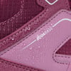 Detail eines Schuhs mit Wassertropfen und dem Schriftzug AQUABASE.