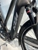 Detail eines modernen schwarzen KTM E-Bikes mit Logo und Federung.